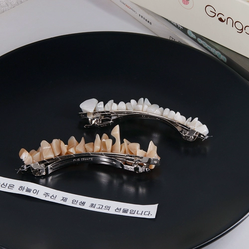 Маленькая элегантная заколка для волос с бантиком