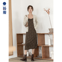 Vest dress womens 2021 early autumn suspender design sense niche wear base skirt with small floral long skirt