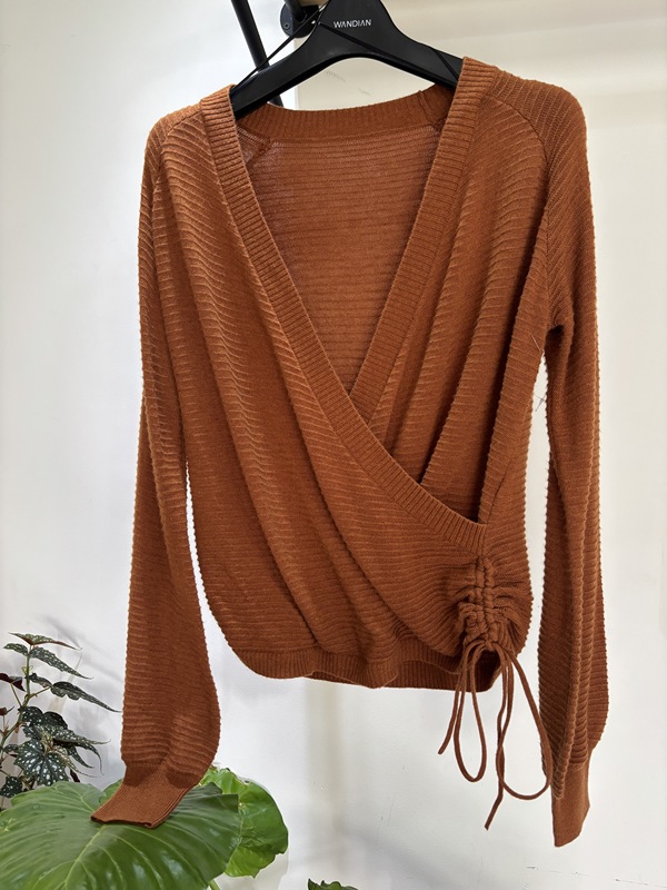 Wanjia Sample Clothing Clearance Sale: Autumn Knitted Sweater Jacket for Women Wanjia Sample Clothing Clearance Sale: Autumn Knitted Sweater Jacket for Women