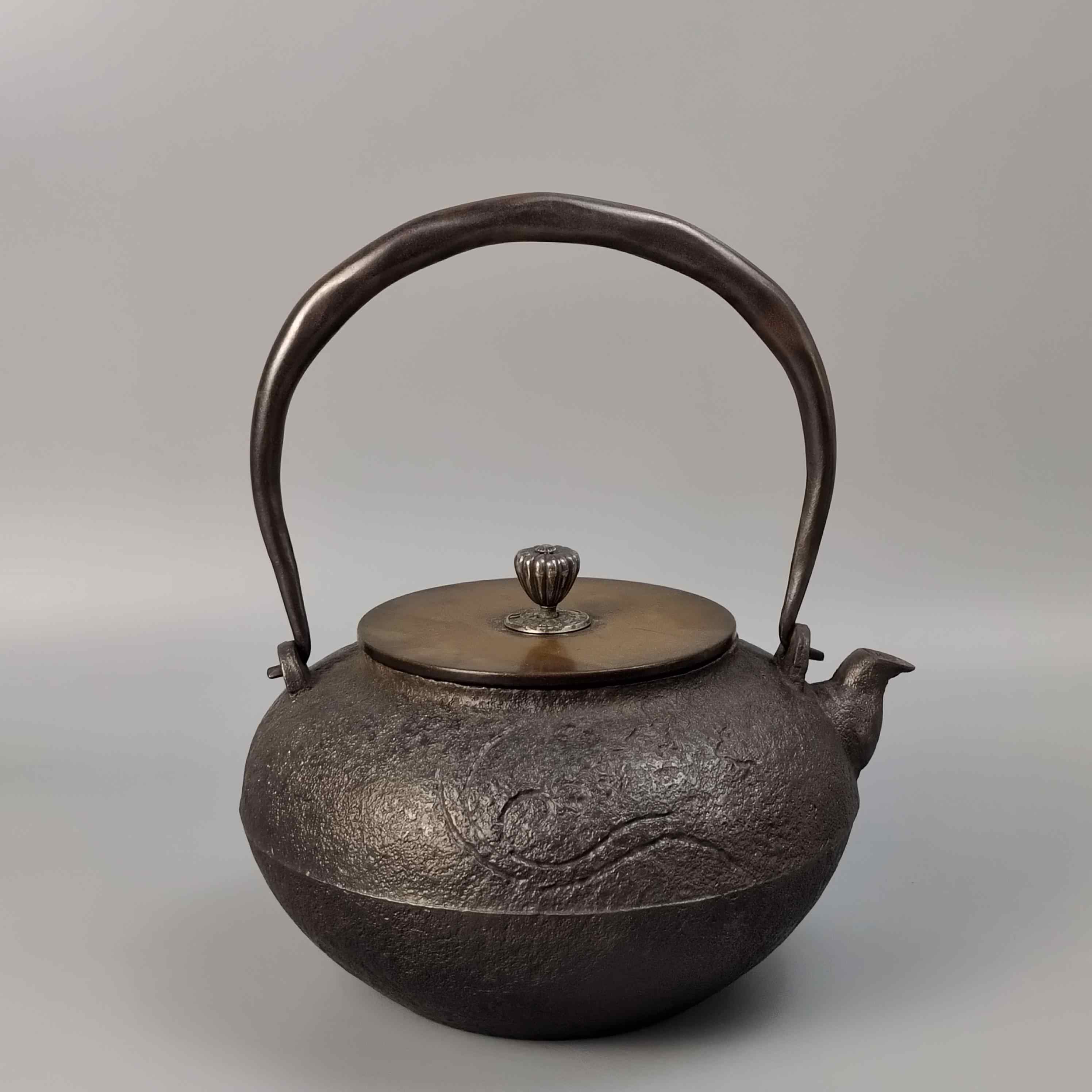 铜壶龙文堂 Ryubundo Iron Kettle Pot in the Shape of Chinese Bronze Ware