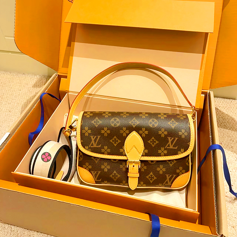 Hong Kong Genuine 2026 New Trendy Vintage Genuine Leather Wide Strap Baguette Bag Single Shoulder Crossbody Bag Wear-Resistant Handbag for Women Hong Kong Genuine 2026 New Trendy Vintage Genuine Leather Wide Strap Baguette Bag Single Shoulder Crossbody Bag Wear-Resistant Handbag for Women