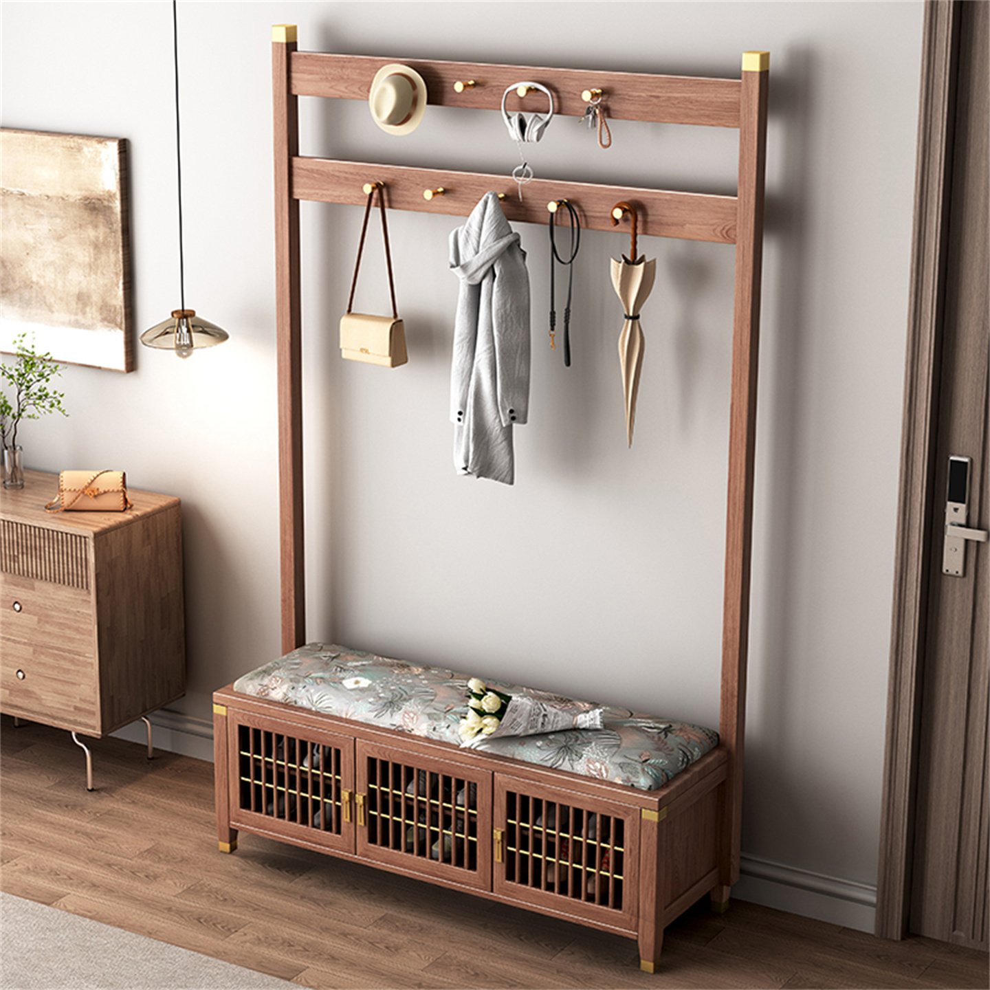 进门后的贴心伴侣：入户门鞋柜+挂衣架一体化设计
