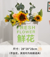 Бумажный пакет с зеленым цветком.