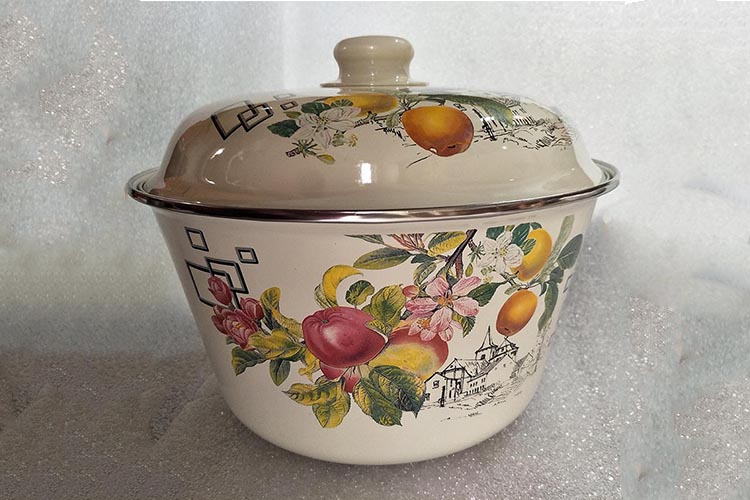 To wash your hands with cover enamel enamel bowls bowl of the sink basin of old fat bowl of vegetable soup pot traditional can fire boil medicine