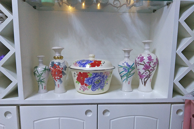 To wash your hands with cover enamel enamel bowls bowl of the sink basin of old fat bowl of vegetable soup pot traditional can fire boil medicine