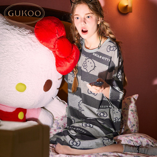 Kurzes Nachthemd für Damen im Sommer. HelloKitty hat ein neues gestreiftes Damen-Nachthemd aus reiner Baumwolle für zu Hause als Co-Branding entwickelt