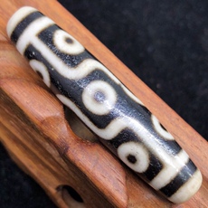 Ювелирные изделия и полуфабрикаты 西藏真品高油包浆九眼天珠 至纯老矿佛珠挂件简约大方项链吊坠