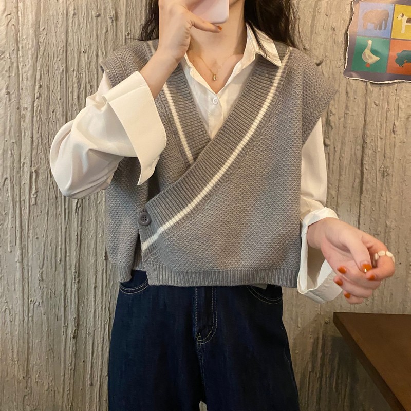 This year's popular beautiful autumn women's two-piece suits are playful and lively, layered vest tops, white long-sleeved shirts, trendy