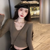 Белая приятная телу осенняя футболка, модный дизайнерский короткий лонгслив, V-образный вырез, в западном стиле, тренд сезона, в обтяжку