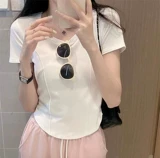 Белая летняя приталенная короткая футболка с коротким рукавом