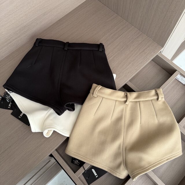 Lin Xi Xi, the Queen of Matching Outfits, Presents Her Autumn and Winter High-Waisted, Stretchy, Slim-Fitting Shorts with a Structured, Wide A-Line Design, a Short Casual Style