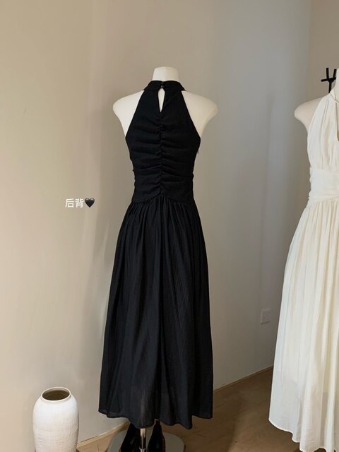 Lin Xiasha's French-Style Pleated V-Neck Halter Design, Unique and Beautiful Long Dress with a Cinched Waist