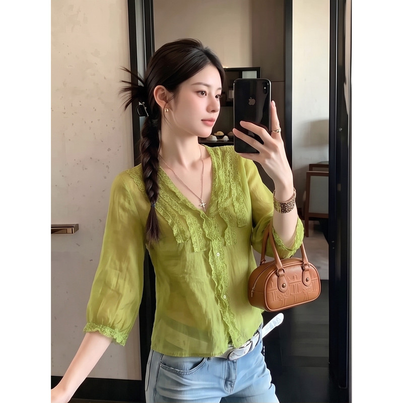 Green Linen Lace Patchwork V-Neck Long-Sleeve Shirt for Women, Summer Loose Fit, Slimming, Fashionable, Versatile, Sun-Protective Top, Trendy Green Linen Lace Patchwork V-Neck Long-Sleeve Shirt for Women, Summer Loose Fit, Slimming, Fashionable, Versatile, Sun-Protective Top, Trendy