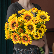 Sunflower simulation flower children dancer with flower props picnic picnic picnic fake hotel decorated solar fixtures