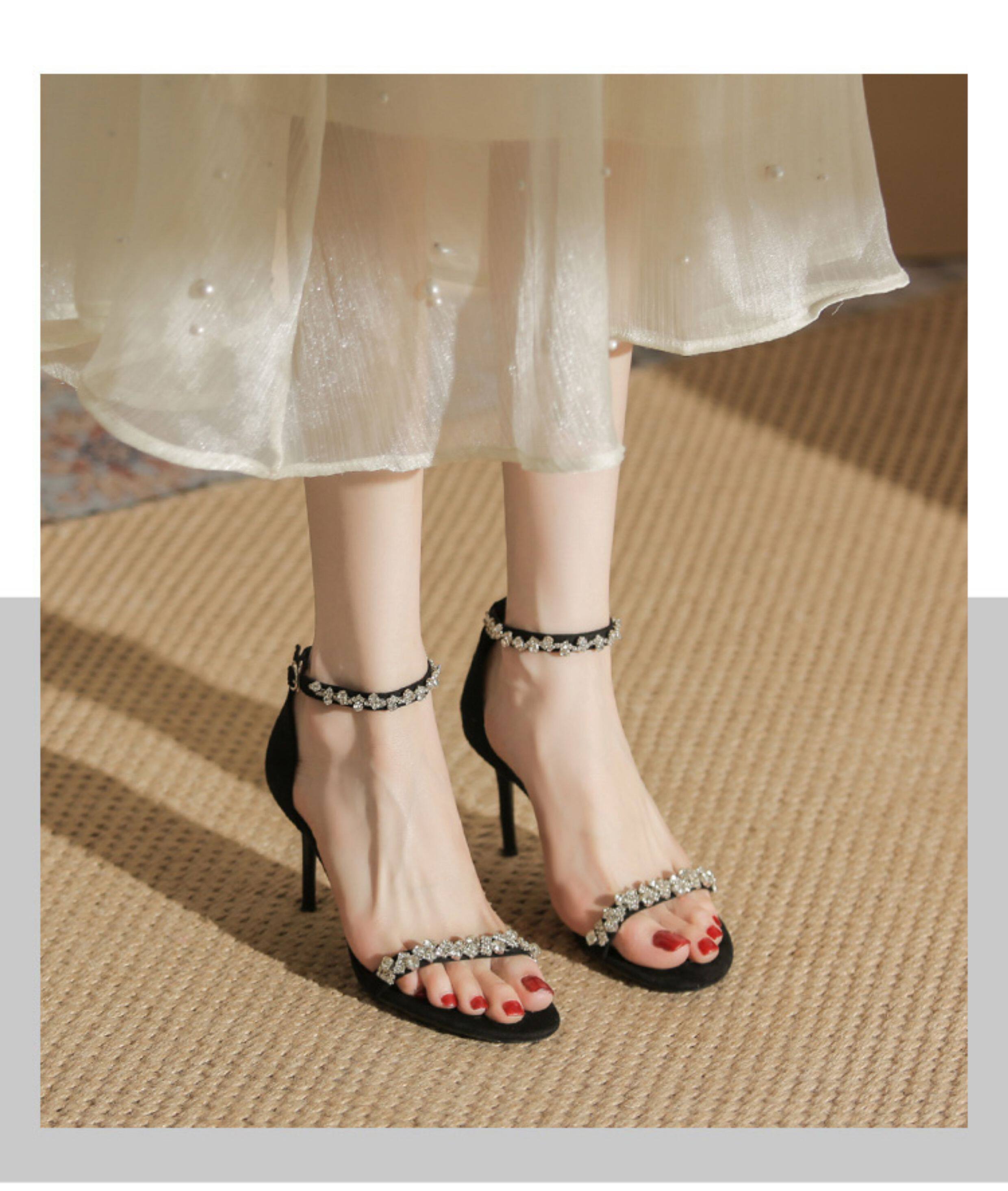 Летние босоножки, универсальные черные туфли на высоком каблуке с ремешком, Гонконг, 2025 года 叁里 