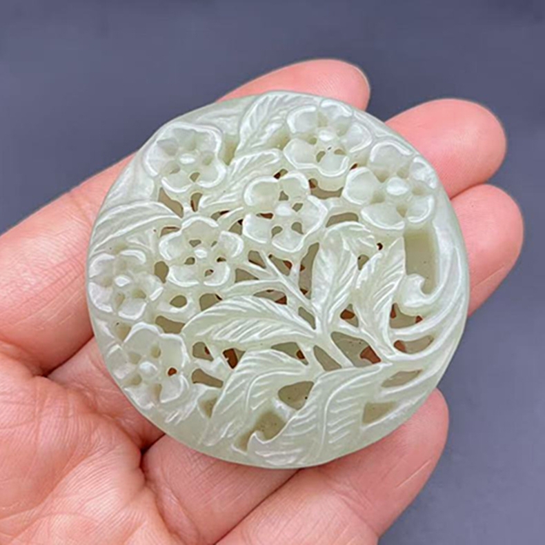 和田玉　如意紋掛件【仁】極細工 手彫り A reticulated white jade 'bird and flowers' plaque, Ming