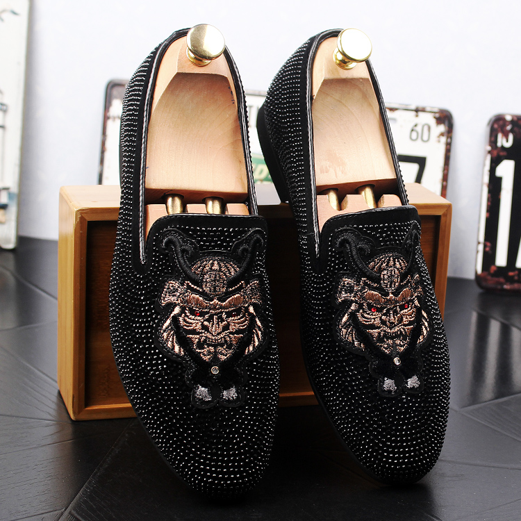 Giày nam mũi nhọn Giày da chân rhinestone Giày dép thông thường Kiểu tóc thời trang thấp để giúp thêu giày nam khogiaythethao