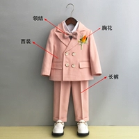 Розовый пиджак классического кроя, штаны, галстук-бабочка на лацкан