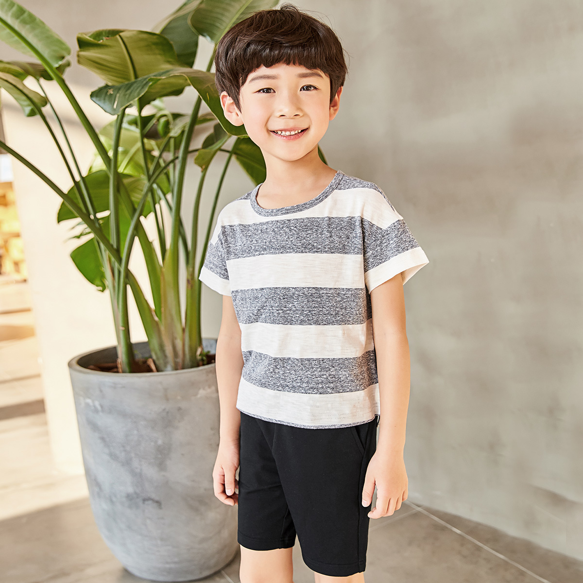 Mặc vào mùa hè trẻ em quần áo mới set boy thời trang trong top quần short trẻ lớn bình thường của hai mảnh bộ.