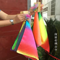 B Модель ослепляет красочное квадратное полотенце