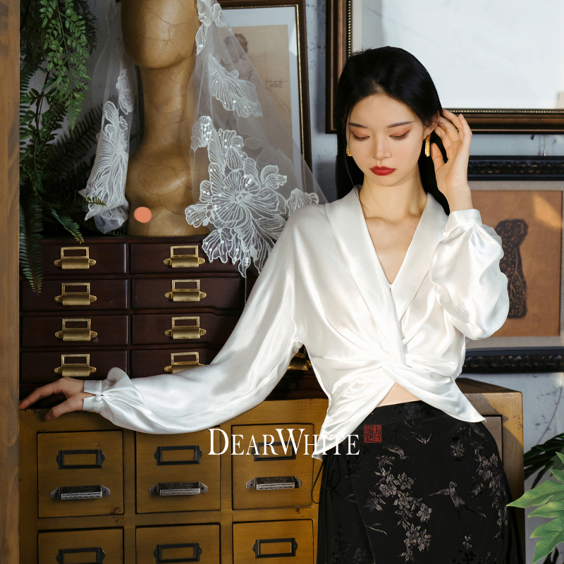 Dearwhite Original Design, Long-Sleeved High-End Satin Acetate Top, Suitable for Everyday Wear or as a Formal Dress Dearwhite Original Design, Long-Sleeved High-End Satin Acetate Top, Suitable for Everyday Wear or as a Formal Dress