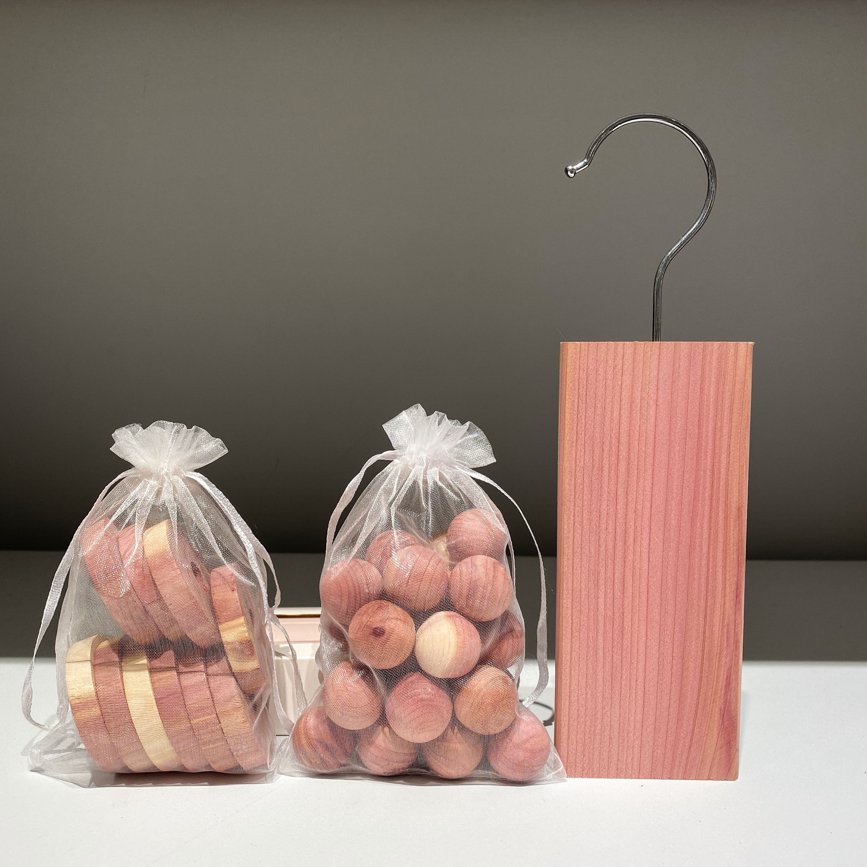 Love home Natural cedar wood chips can be hung wardrobe anti-mildew repellent tablets household shoe cabinet anti-moth wood blocks