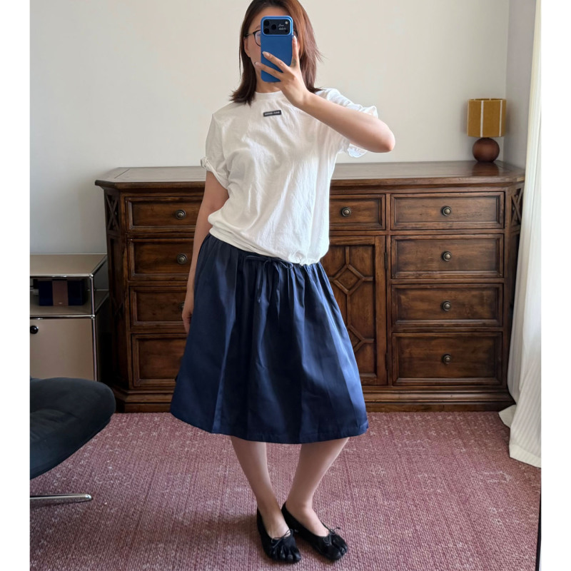 Versatile for Summer, the T-Shirt Features a Small Round Neck Design with a Flexible, Moldable Fishbone Silhouette Versatile for Summer, the T-Shirt Features a Small Round Neck Design with a Flexible, Moldable Fishbone Silhouette