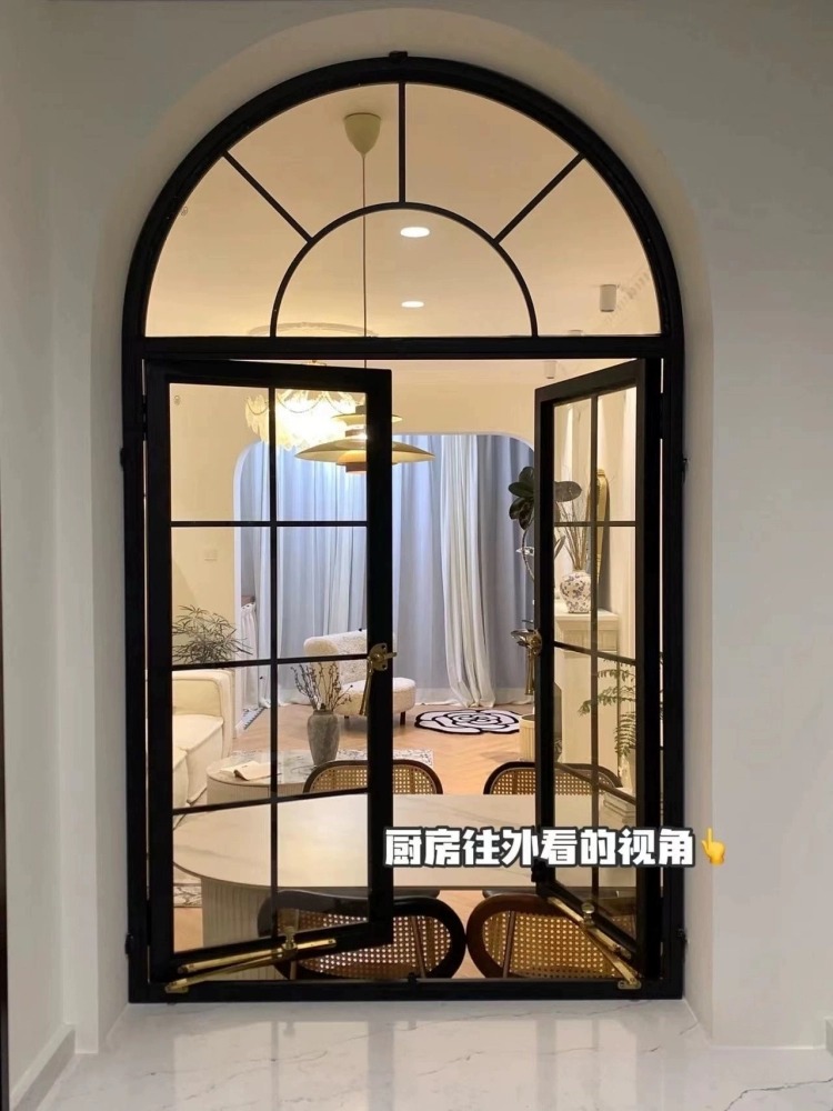 上海の古い鉄製の窓、フランスのアーチ型の窓、古い別荘のレトロな窓、湾曲した昔ながらの窓、錬鉄製のドアと窓