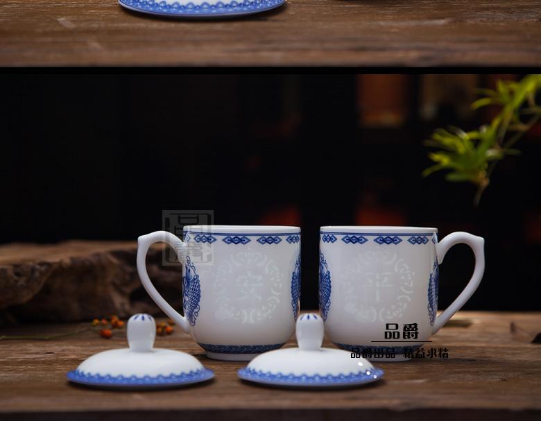 Jingdezhen blue and white porcelain cup with cover and exquisite ceramic cups hollow out a cup of water glass cup and cup boss