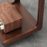 Небольшая деревянная кровать C может перемещать сторону минимальный диван маленький кроватный стол, несколько столов, круглый мини -таблицы, кофейный столик