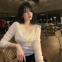 Fenchy White V-neck lace base shirt womens autumn and winter long sleeves inside small shirt French waist foreign style short top