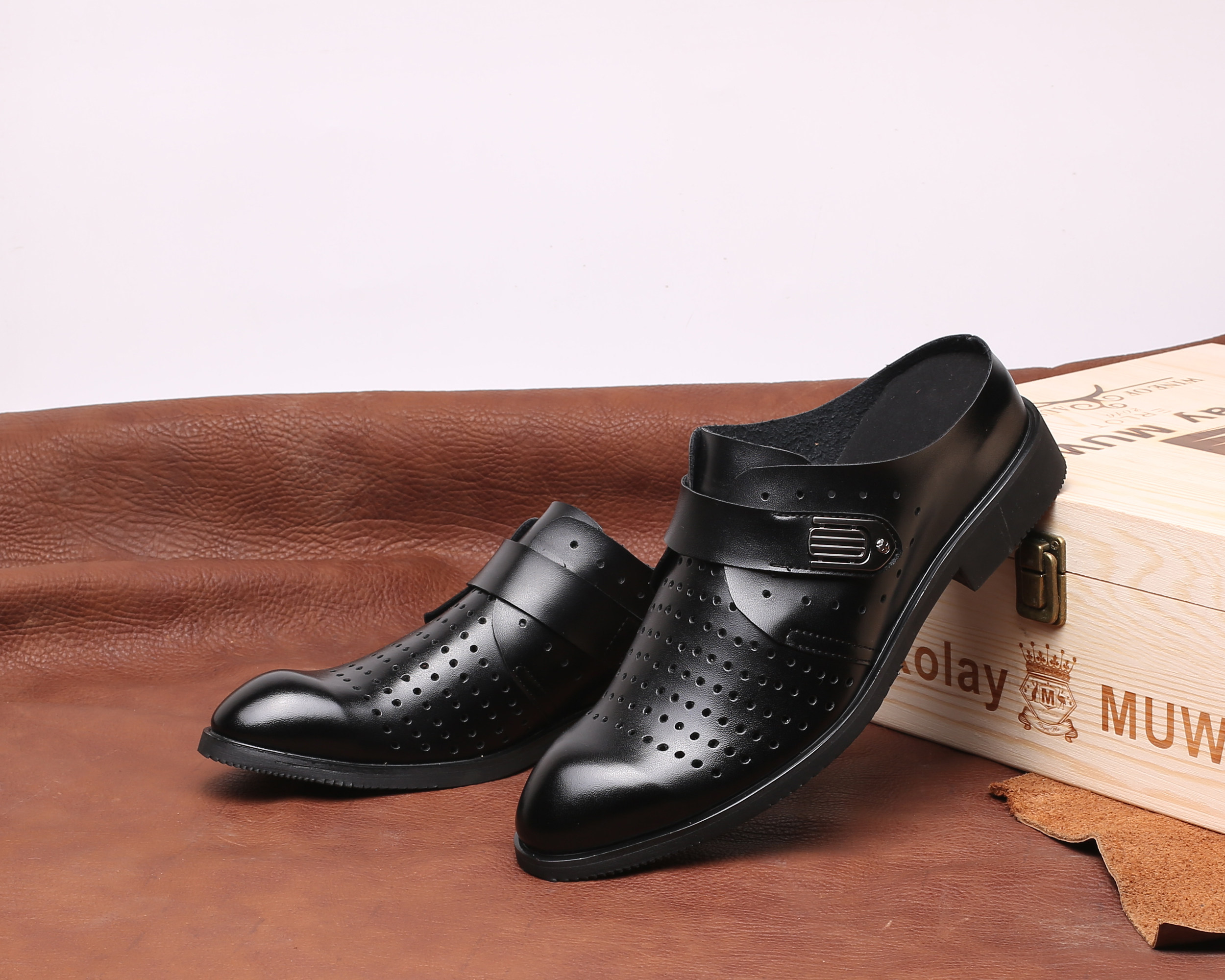 Ultra soft new men's leather shoes Summer breathable Neoheightening dongle Hole Casual Slippers for dressing room Baotou cool pu