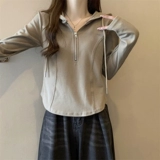 Белый весенний лонгслив с капюшоном, сексуальная короткая футболка, тренд сезона, по фигуре