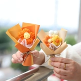 Маленькая плетеная шерстяная трикотажная подарочная коробка в форме цветка