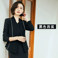 Черный лонгслив, пиджак классического кроя