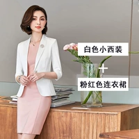 Белый пиджак классического кроя, розовое платье