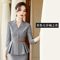 Серый семи -точка топ -рукава девушка