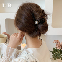 Retro French high-end pearl large velvet grab clip female autumn and winter back head hair volume multi-hair clip shark clip