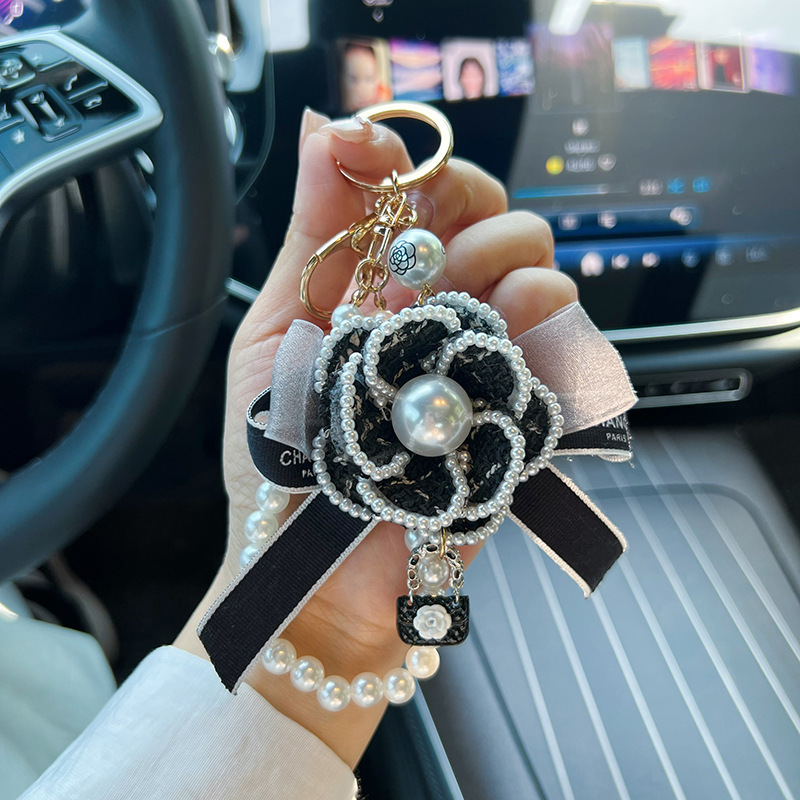 Korean Style Pearl String Camellia Car Keychain Black and White Fashionable and Unique Bag Pendant Women's Small Gift