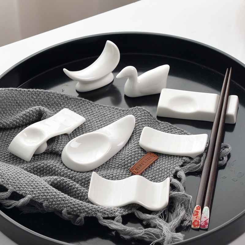 Hotel set up pure white ipads China tableware ceramics chopsticks rack dual - purpose use chopsticks chopsticks pillow chopsticks spoon holder