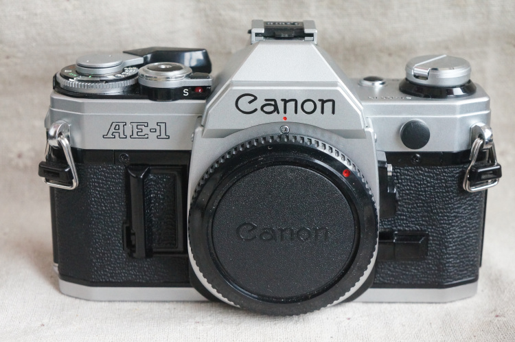 Good color Canon AE-1 AE-1P single machine can be matched with head rubber roll camera to send battery real shot multiple