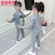 Cô gái mùa xuân và bộ đồ mùa thu 2018 mới bé gái quần áo hipster thủy triều lớn trẻ em giản dị thể thao nước ngoài ba mảnh quần yếm cho bé gái