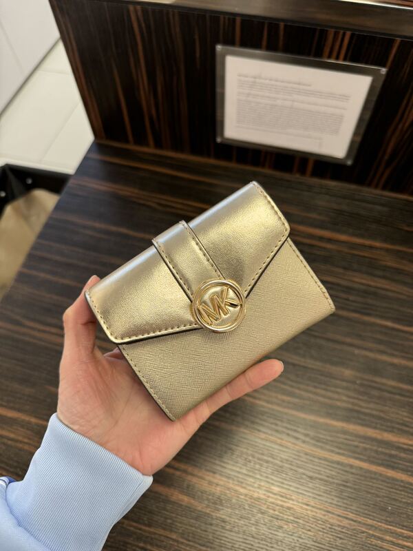 Xiaotianping Canada Purchasing Agent Direct Mail Michael Kors 70% off Carmen Simple Short Wallet