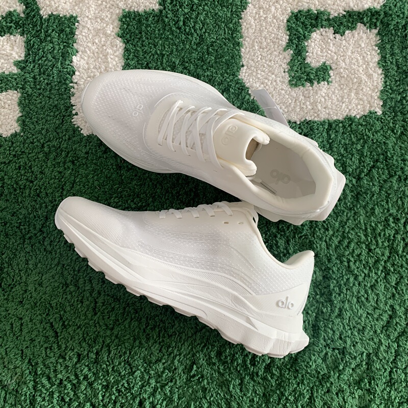 Jisoo's Same Style Alo Runner 2025 Ultra-Light Mesh Breathable Low-Top Casual Sports Shoes, Same Style for Men and Women