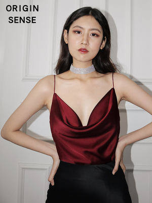 A French wine red off-the-shoulder collarbone T-shirt with a feminine touch, paired with a delicate acetic acid silk-like small halter top