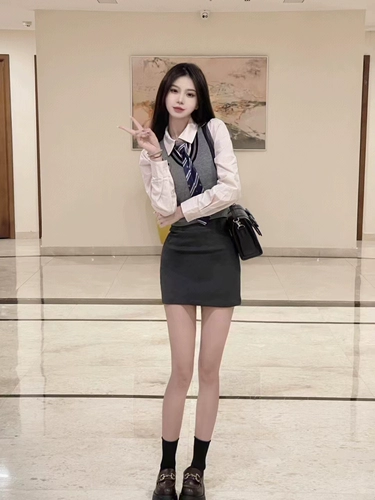 Студенческая юбка в складку, комплект, трикотажная рубашка, жилет, с акцентом на бедрах, 3 предмета