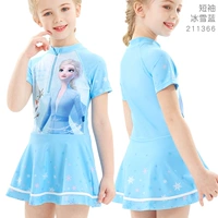 Снег и синие короткие рукава (отправляя плавальную крышку)