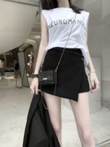  CHICYOU has two pairs of black and white two-color simple one-button irregular culottes that can be matched with anything