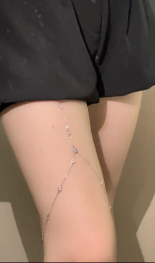 Более 90 000 человек увидели сексуальную цепочку на ногу со стразами и цепочкой-вспышкой с кисточками.