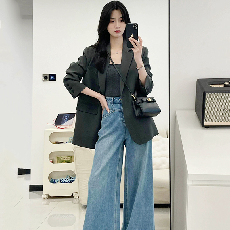 Gorgeous Early Spring Outfit for Plus-Size Women: Casual Blazer and Wide-Leg Jeans Two-Piece Set